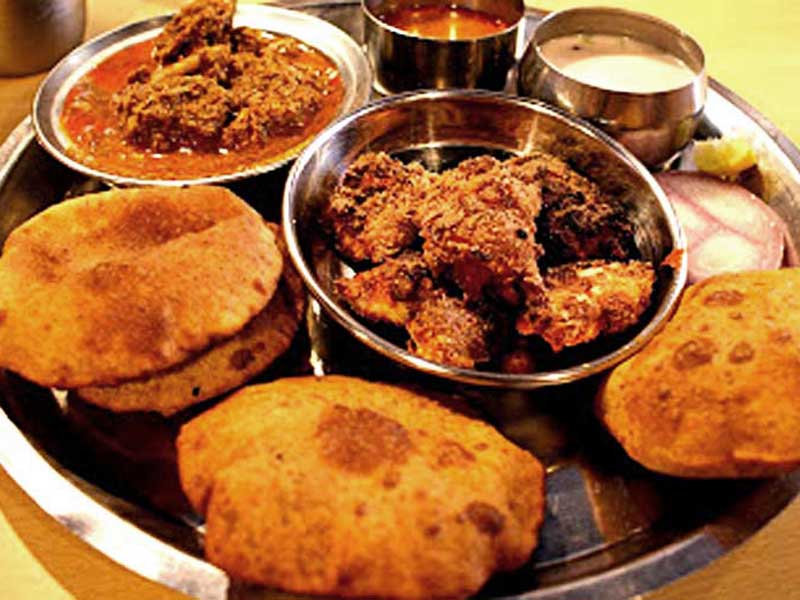 Kombdi Vade (Chicken Thali)